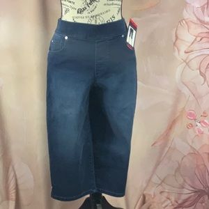 GLORIA VANDERBILT - *NWT* - Denim Capri - Sz 8